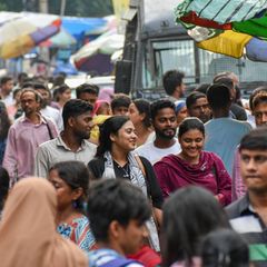 Menschen auf einem Markt in Kalkutta, Indien