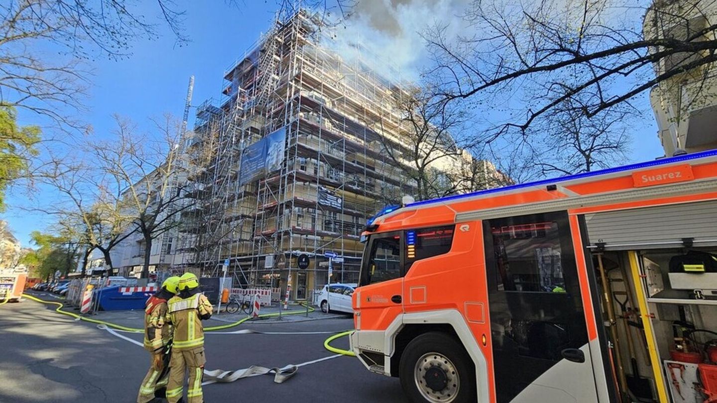 Berlin-Charlottenburg: Haus mit Baugerüst in Flammen - Wohnungen zerstört