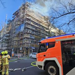 Die Feuerwehr war mit rund 100 Einsatzkräften vor Ort - und mit mehreren besonderen Problemen konfrontiert. Foto: -/Berliner Feu
