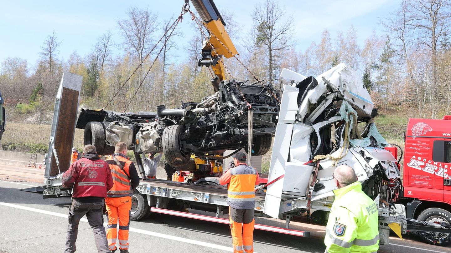 Umleitung: Schwerlasttransport auf A9 - Frau stirbt bei Unfall