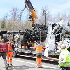 Nach dem Unfall auf der A9 bei Triptis wurde der Schwerlasttransporter aufwendig geborgen. Foto: Bodo Schackow/dpa
