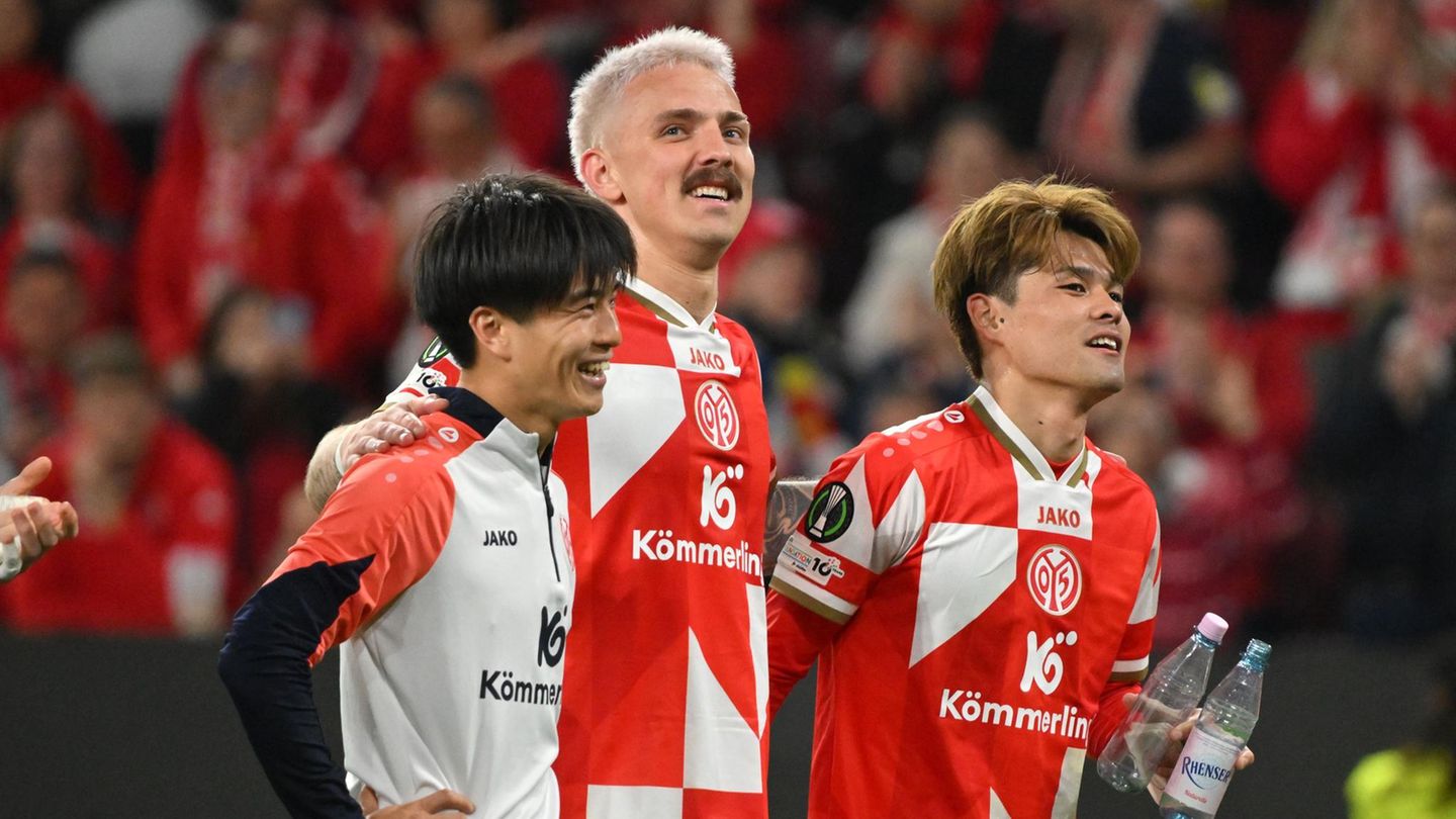 Die Mainzer Sota Kawasaki (l.), Phillip Tietz (M.) und Kaishu Sano feiern den Sieg mit den Fans