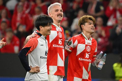 Die Mainzer Sota Kawasaki (l.), Phillip Tietz (M.) und Kaishu Sano feiern den Sieg mit den Fans
