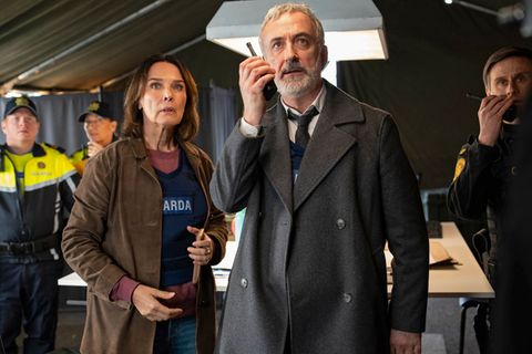 Kriminalpsychologin Cathrin Blake (Désirée Nosbusch) und Superintendent Sean Kelly (Declan Conlon) stehen unter extremer Anspannung. Sie können zusehen, wie Ronan Doyle in einem Pub seine Geiseln bedroht und zunehmend aggressiv und überfordert wirkt.