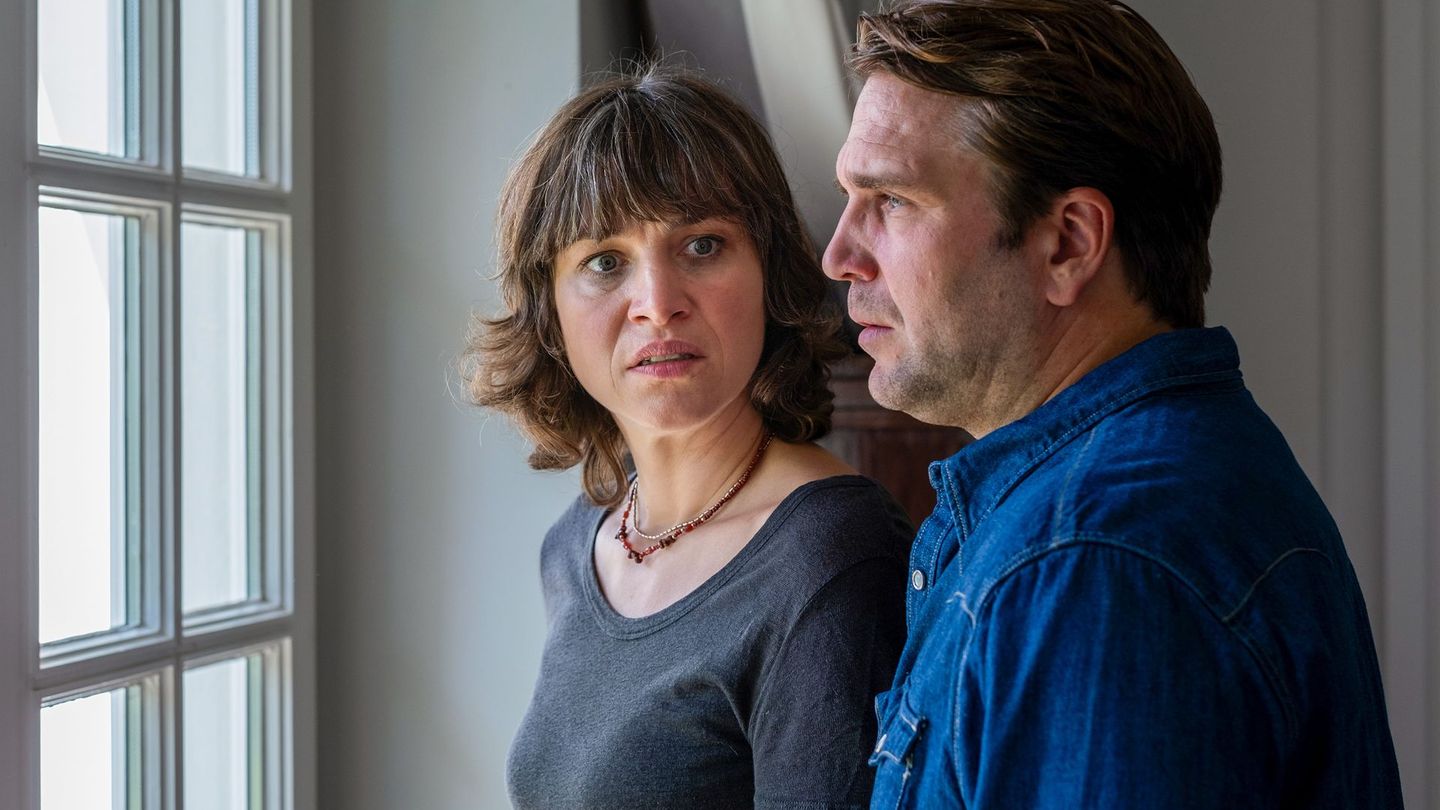 Monika Gothe (Franziska Hartmann) wirkt nach dem schweren Sturz ihres Mannes nicht nur erschüttert, sondern auch verängstigt. Sie stützt sich auf Alain (Pierre Kiwitt). Er ist nicht nur mit den Gothes befreundet, sondern auch mit Kommissarin Judith Mohn liiert. Das sorgt für Probleme.