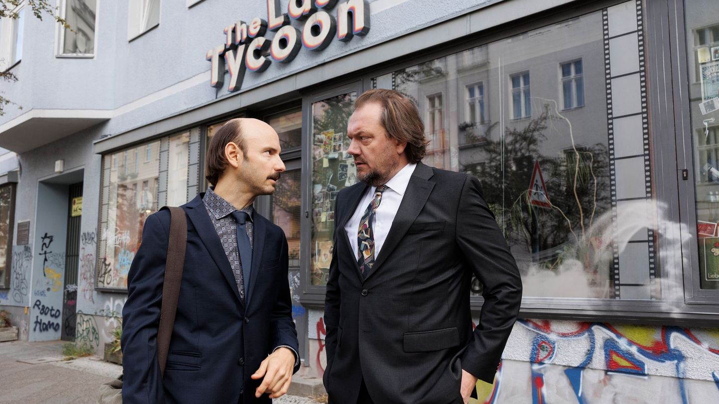 Michael (Charly Hübner, rechts) ist der Besitzer einer hoch verschuldeten Videothek, den der Journalist (Leon Ullrich) zu einem Helden stilisieren will.