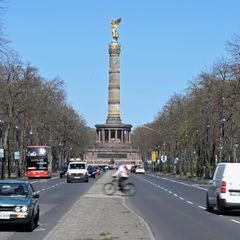 Die Hofjägerallee in Berlin-Tiergarten soll bald in Helmut-Kohl-Allee umbenannt werden. Foto: Michael Brandt/dpa