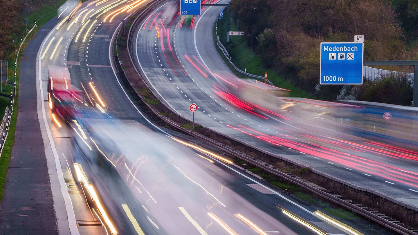 Baustellen sorgen zum Ferienende für Verzögerungen auf Hessens Straßen. (Archivbild) Foto: Andreas Arnold/dpa