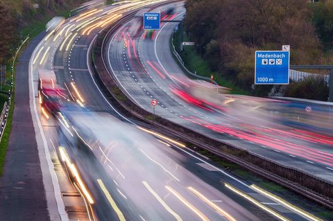 Baustellen sorgen zum Ferienende für Verzögerungen auf Hessens Straßen. (Archivbild) Foto: Andreas Arnold/dpa
