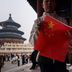 China: Kind mit Flagge