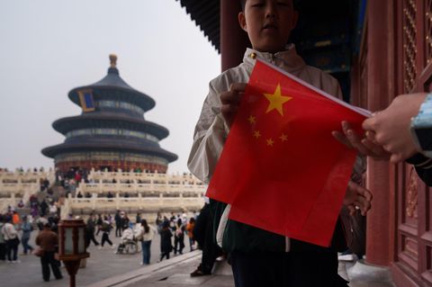 China: Kind mit Flagge