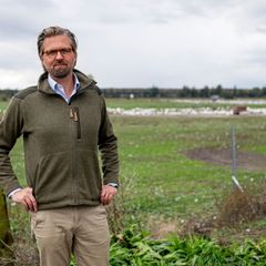 Betriebsleiter Malte Voigts schützt einen Teil seiner Heidelbeer-Pflanzen mit einer Beregnunganlage vor Frostschäden. (Archivbil