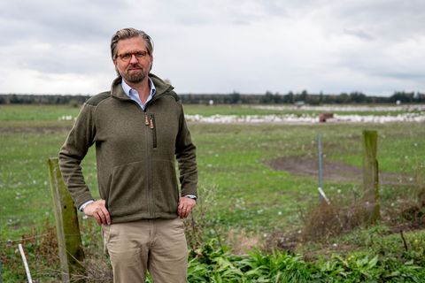 Betriebsleiter Malte Voigts schützt einen Teil seiner Heidelbeer-Pflanzen mit einer Beregnunganlage vor Frostschäden. (Archivbil