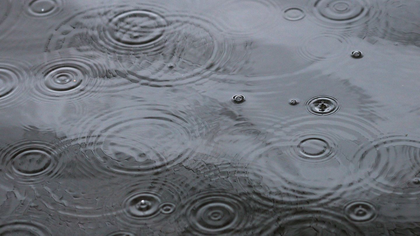 Der Start ins Wochenende wird etwas regnerisch. (Archivbild) Foto: Christoph Schmidt/dpa