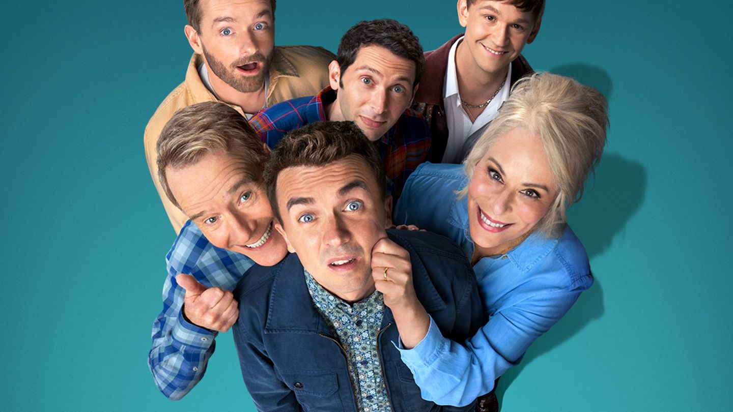 Malcom (Frankie Muniz, Mitte) muss mit seinen Brüdern (oben, von links: Christopher Masterson, Justin Berfield, Caleb Ellsworth-Clark) zum Hochzeitstag von Hal (Bryan Cranston) und Lois (Jane Kaczmarek) antanzen.