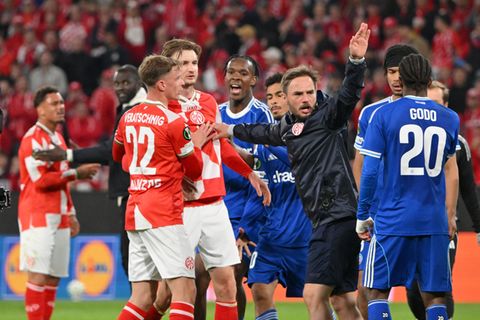 Nach dem Abpfiff wurde es zwischen dem FSV Mainz 05 und Racing Straßburg hitzig. Foto: Torsten Silz/dpa