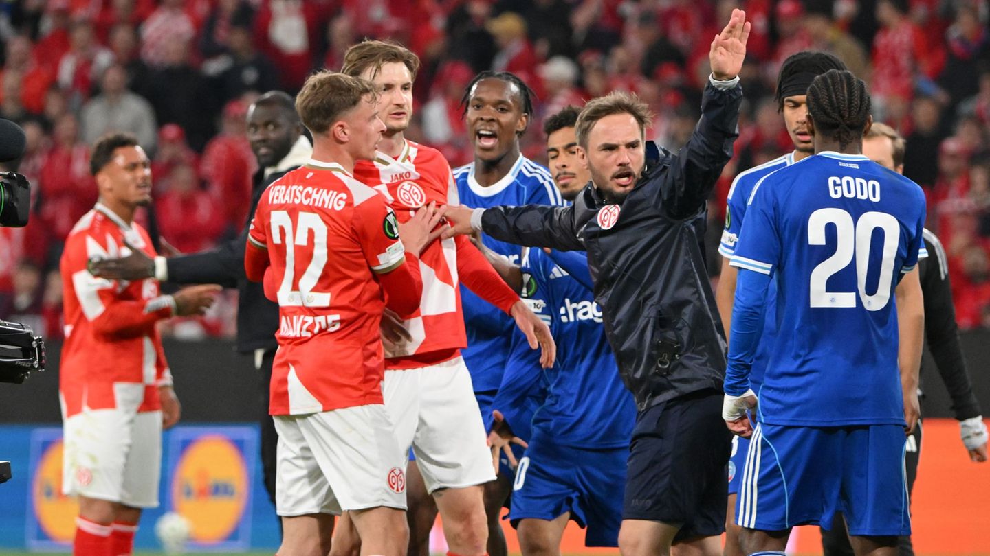 Nach dem Abpfiff wurde es zwischen dem FSV Mainz 05 und Racing Straßburg hitzig. Foto: Torsten Silz/dpa