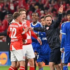 Nach dem Abpfiff wurde es zwischen dem FSV Mainz 05 und Racing Straßburg hitzig. Foto: Torsten Silz/dpa