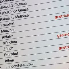 Das Kabinenpersonal von Lufthansa streikt - deshalb fallen in Hamburg Flüge aus. Foto: Bodo Marks/dpa