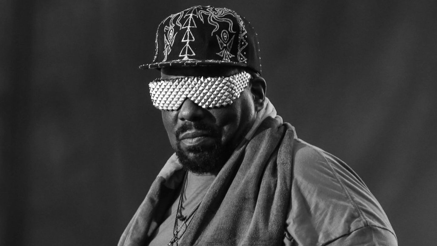 Afrika Bambaataa trägt eine Sonnenbrille voller Nieten