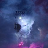 London, England. Mystischer Anblick vor Anstoß: Beim Conference-League-Spiel zwischen Crystal Palace und Fiorentina ist ein Flutlichtmast in eine Wolke gehüllt. Die Londoner gewinnen am Ende 3:0 gegen den Gast aus Italien.