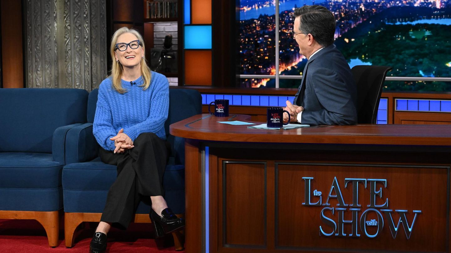 Meryl Streep in einem blauen Pullover, den Anne Hathaway im ersten Film trug