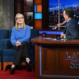 Meryl Streep in einem blauen Pullover, den Anne Hathaway im ersten Film trug