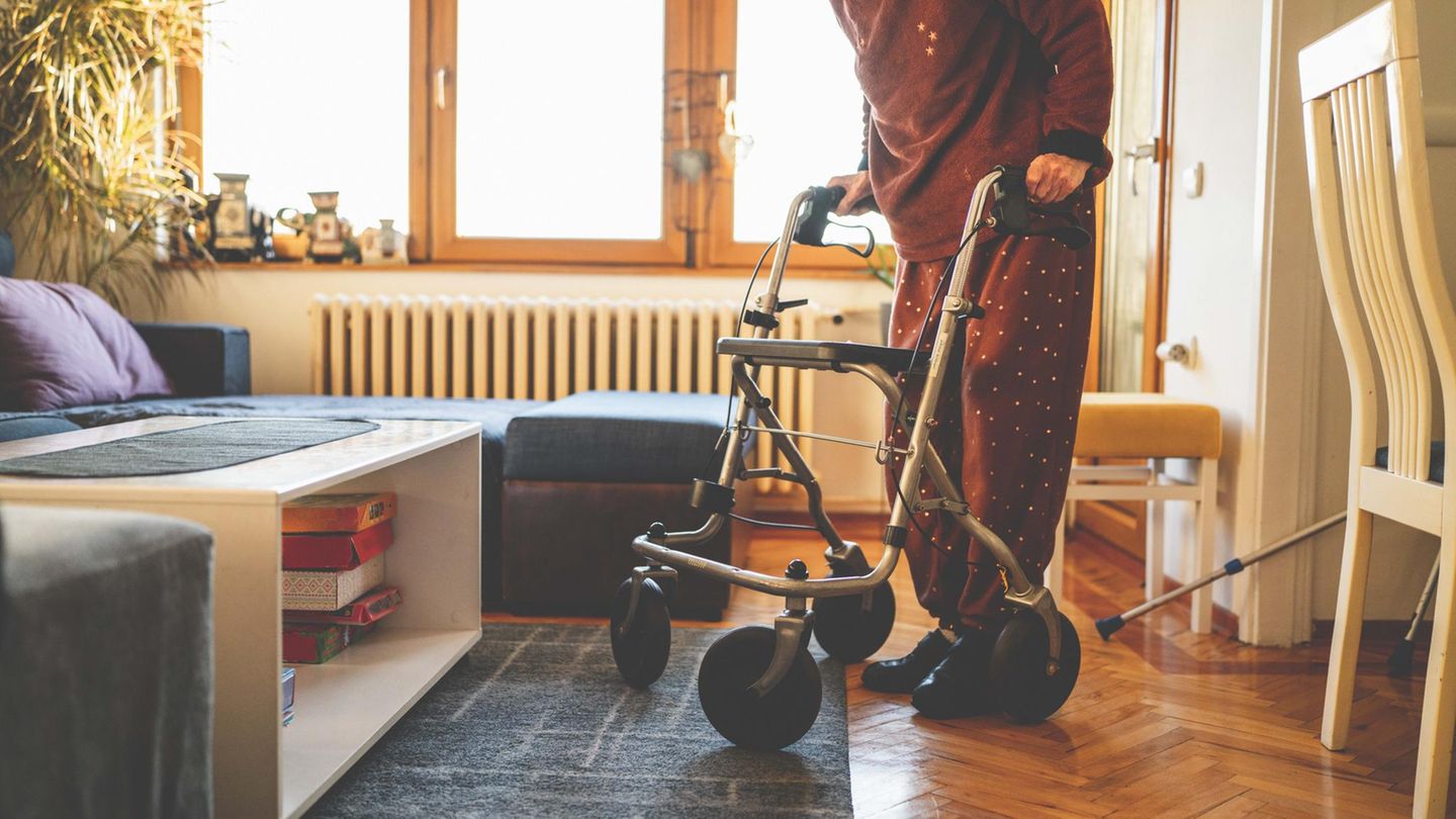 Eine Rentnerin mit Rollator in ihrer engen Wohnung