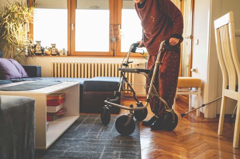 Eine Rentnerin mit Rollator in ihrer engen Wohnung