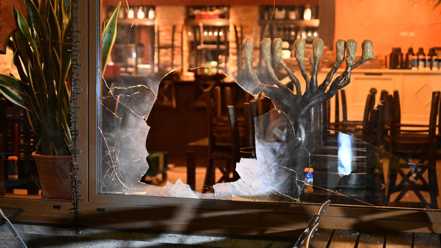 München: Scheiben an israelischem Lokal zerstört und Pyrotechnik geworfen