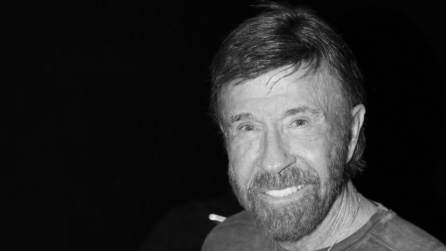 Kampfkünstler, Actionheld, König der One-Liner-Witze: Am 19. März starb Chuck Norris im Alter von 86 Jahren im Kreise seiner Familie. Bekannt wurde der charismatische US-Schauspieler in den 1970er und -80er Jahre durch Kultfilmen wie „Die Todeskralle schlägt wieder zu“ mit Bruce Lee. Später stand er vor allem für leichtere Action-Kost vor der Kamera. In den 2000er Jahren erlebte der Kult um Norris einen zweiten Frühling, als unzählige Witze über ihn entstanden. In diesem Sinne: „Chuck Norris ist eigentlich schon vor 20 Jahren gestorben, der Tod hatte bislang nur Angst, es ihm zu sagen.“