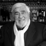 Mit ihm ging einer der ganz Großen der deutschen TV- und Kinogeschichte. Am 8. April starb Mario Adorf im Alter von 95 Jahren. Fast 50 Jahre stand er vor der Kamera. Er spielte Bösewichte genauso überzeugend wie Patriarchen und Feingeister. Zum Kultstatus verhalfen ihm gerade einmal 90 Sekunden in der Helmut-Dietl-Serie „Kir Royal“ von 1986, in der er den schwerreichen Unternehmer Heinrich Haffenloher spielte. Mit einem Monolog redet er sich in Rage und bedroht die Hauptfigur „Baby“ Schimmerlos. Sein Zitat „Ich scheiß' dich sowas von zu mit meinem Geld“ ist legendär. Mit der Szene schaffte Adorf den Sprung in das komödiantische Genre.