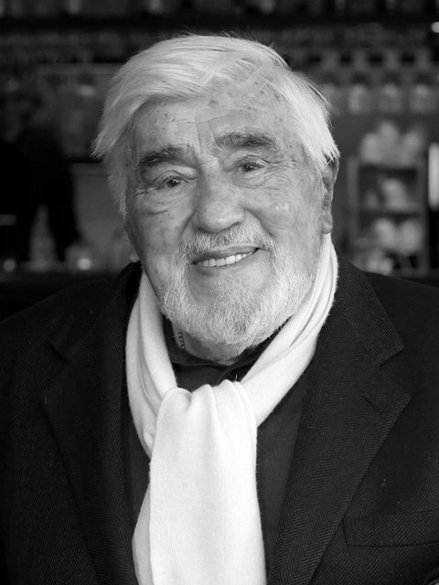 Mit ihm ging einer der ganz Großen der deutschen TV- und Kinogeschichte. Am 8. April starb Mario Adorf im Alter von 95 Jahren. Fast 50 Jahre stand er vor der Kamera. Er spielte Bösewichte genauso überzeugend wie Patriarchen und Feingeister. Zum Kultstatus verhalfen ihm gerade einmal 90 Sekunden in der Helmut-Dietl-Serie „Kir Royal“ von 1986, in der er den schwerreichen Unternehmer Heinrich Haffenloher spielte. Mit einem Monolog redet er sich in Rage und bedroht die Hauptfigur „Baby“ Schimmerlos. Sein Zitat „Ich scheiß' dich sowas von zu mit meinem Geld“ ist legendär. Mit der Szene schaffte Adorf den Sprung in das komödiantische Genre.