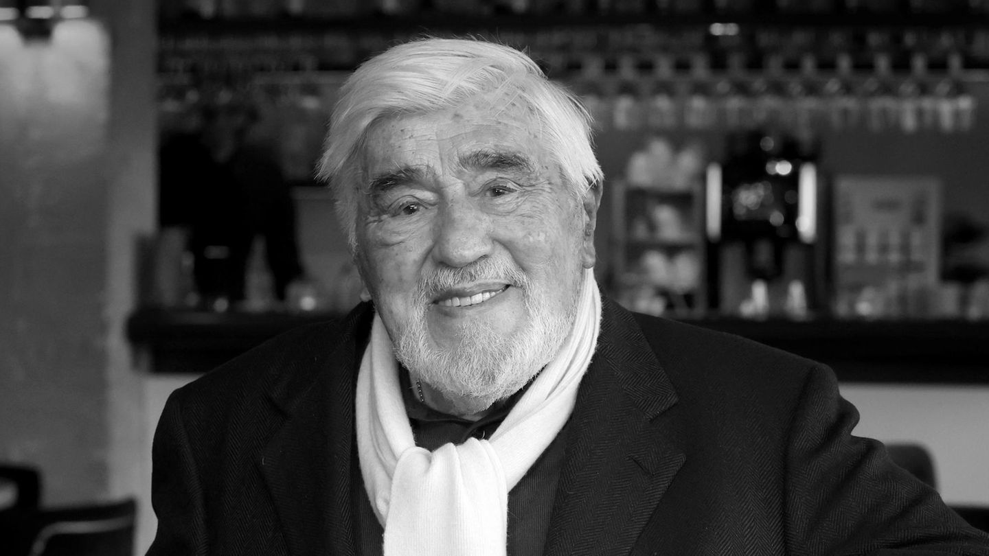Mit ihm ging einer der ganz Großen der deutschen TV- und Kinogeschichte. Am 8. April starb Mario Adorf im Alter von 95 Jahren. Fast 50 Jahre stand er vor der Kamera. Er spielte Bösewichte genauso überzeugend wie Patriarchen und Feingeister. Zum Kultstatus verhalfen ihm gerade einmal 90 Sekunden in der Helmut-Dietl-Serie „Kir Royal“ von 1986, in der er den schwerreichen Unternehmer Heinrich Haffenloher spielte. Mit einem Monolog redet er sich in Rage und bedroht die Hauptfigur „Baby“ Schimmerlos. Sein Zitat „Ich scheiß' dich sowas von zu mit meinem Geld“ ist legendär. Mit der Szene schaffte Adorf den Sprung in das komödiantische Genre.