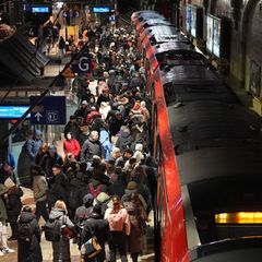 Nachdem eine Frau in das Gleisbett gefallen war, wurde der S-Bahn-Bahnsteig im Hamburger Hauptbahnhof am Donnerstagnachmittag ge