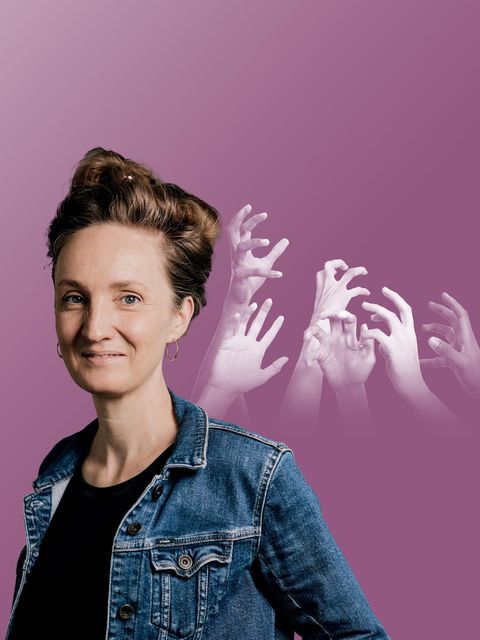 Thema Gier: Montage zeigt Helen Bömelburg vor mehreren Händen, die nach etwas greifen