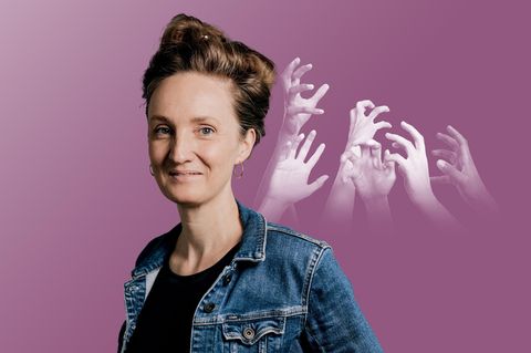 Thema Gier: Montage zeigt Helen Bömelburg vor mehreren Händen, die nach etwas greifen