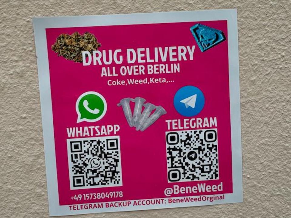Aufkleber an einer Hauswand in Berlin - Drogen-Lieferung