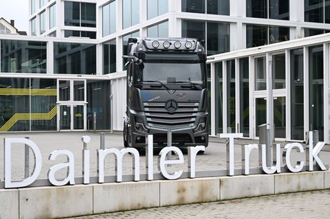 Absatzeinbruch bei Daimler Truck im ersten Quartal. (Archivbild) Foto: Bernd Weißbrod/dpa