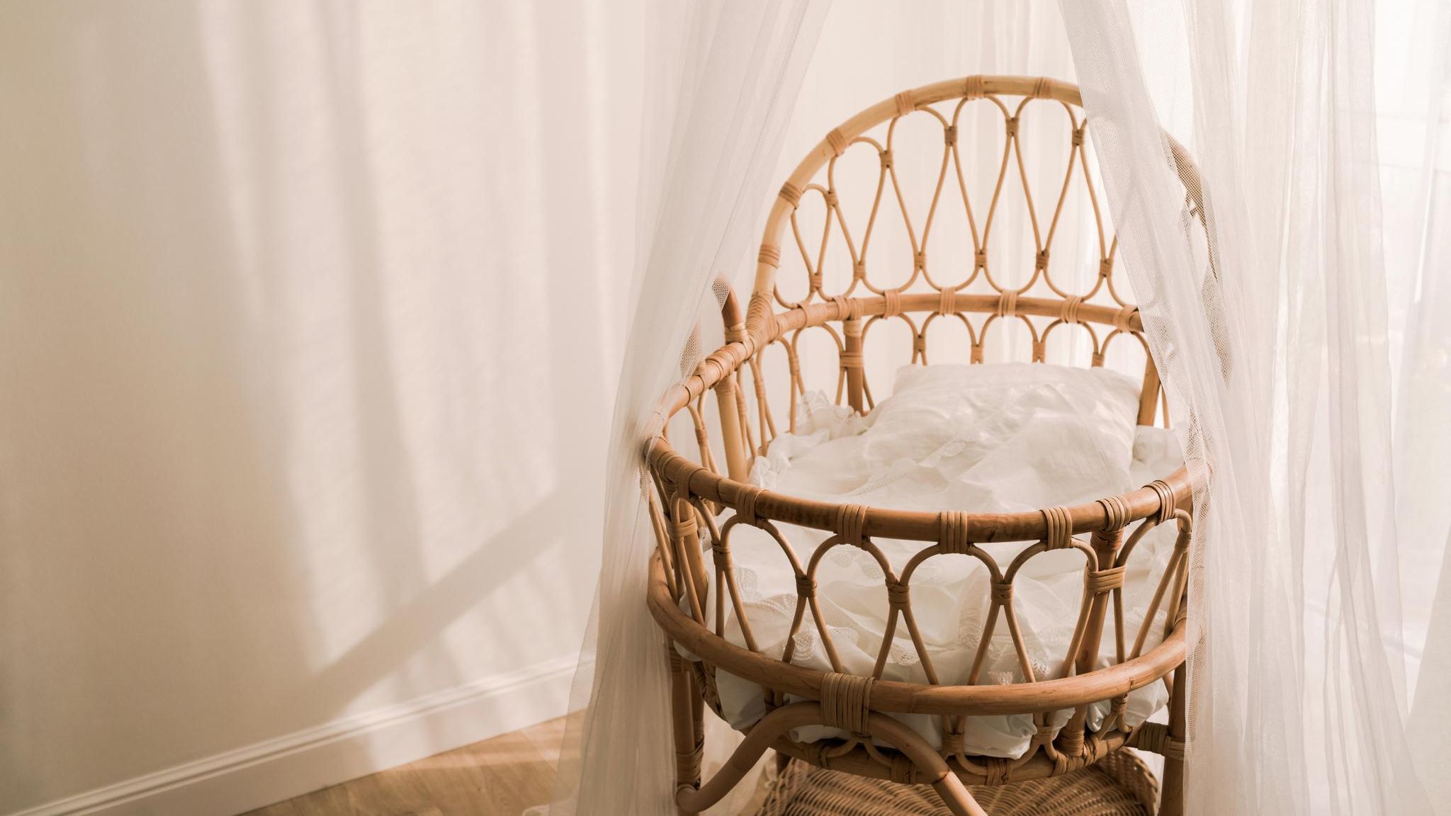 Schwangerschaft und Fehlgeburt: Symbolbild leeres Baby-Bett