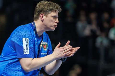 Füchse-Trainer Nicolej Krickau erwartet zwei schwere Spiele im Viertelfinale der Champions League. (Archivbild) Foto: Andreas Go