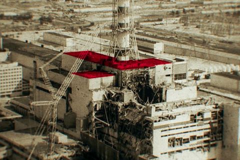 Die Aufnahme zeigt den Standort der durch die Wucht der Explosion aus Reaktor 4 ausgestoßenen Trümmer. Sie landeten auf dem Dach der Tschernobyl-Einheit 3.