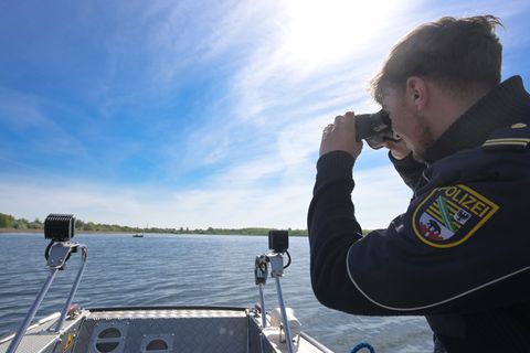 Sachsen-Anhalts Wasserschutzpolizei beteiligt sich an einer bundesweiten Kontrollwoche zum Gewässer- und Umweltschutz. (Archivbi