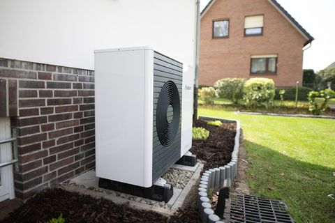 In Thüringen werden bei vielen neuen Wohngebäuden Wärmepumpen zum Heizen verbaut. (Symbolbild) Foto: Daniel Reinhardt/dpa/dpa-tm