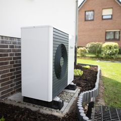 In Thüringen werden bei vielen neuen Wohngebäuden Wärmepumpen zum Heizen verbaut. (Symbolbild) Foto: Daniel Reinhardt/dpa/dpa-tm