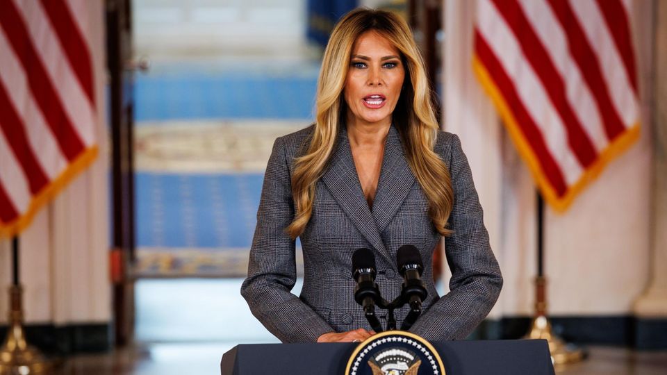 Melania Trump gibt eine Erklärung ab.