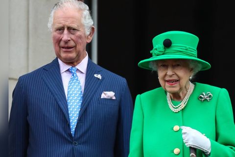 König Charles mit seiner Mutter, Queen Elizabeth II., im Juni 2022.