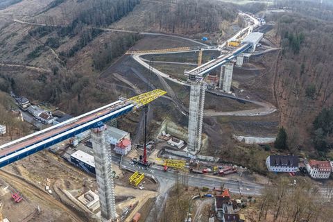 Der Neubau der Rahmede-Talbrücke zählt zu den spektakulärsten Fällen zu spät erkannter Sicherheitsdefizite an den vielen überalt