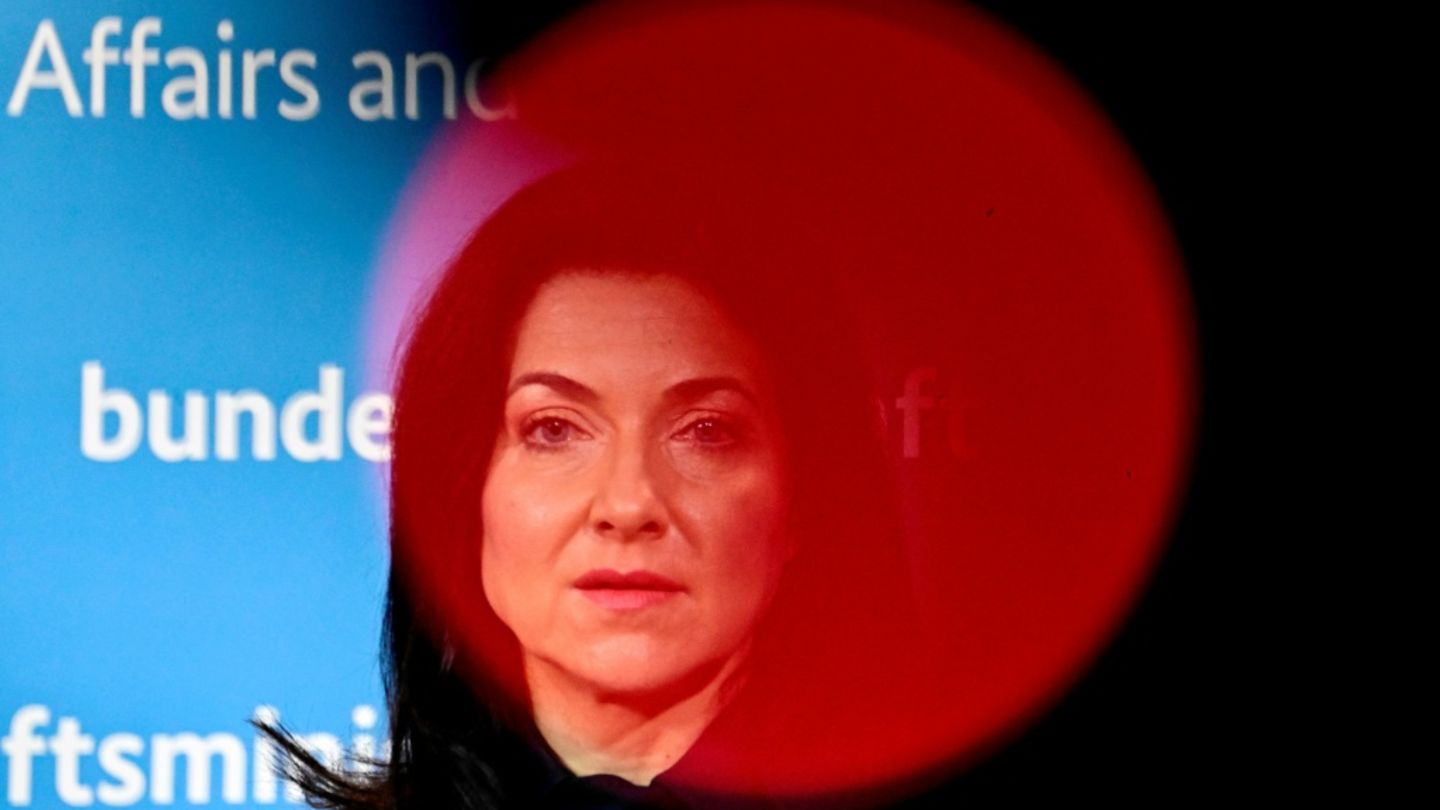 Reiche will Rente an Lebenserwartung koppeln und lehnt höhere Spitzensteuer ab