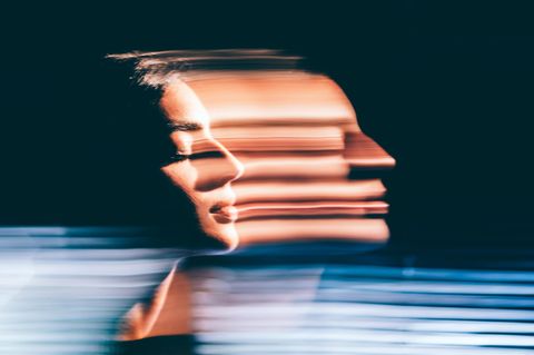 Eine lichtverwischte Frau mit geschlossenen Augen